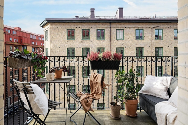 Приятное сочетание прохладных и тёплых оттенков в одной скандинавской квартире (81 кв. м)