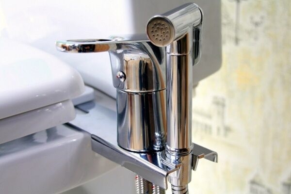 Гигиенический душ для унитаза: сравнительный обзор конструкций и нюансы установки