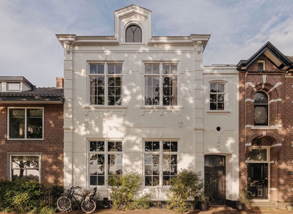 Чёрный пол, белые потолки: удивительный дом в здании бывшей школы в Нидерландах