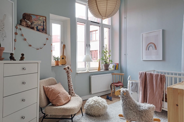 Приятное сочетание прохладных и тёплых оттенков в одной скандинавской квартире (81 кв. м)