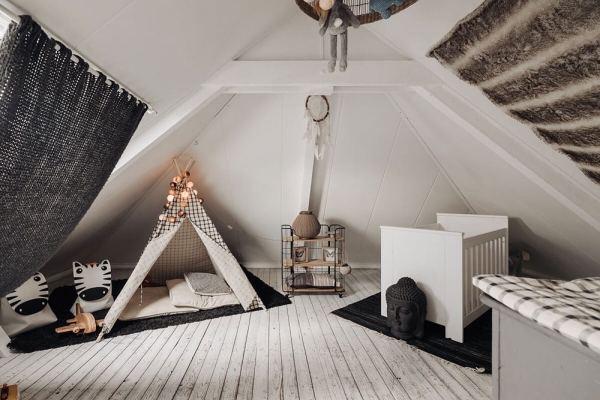 Қара едендер, ақ төбелер: Нидерландыдағы бұрынғы мектеп ғимаратындағы таңғажайып үй