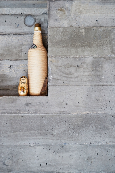 Ағаш, бетон және қара: жылы қарлы кештерге арналған жайлы коттедж