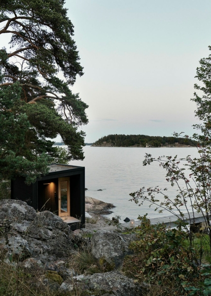 Стокгольм архипелагындағы табиғатпен үйлесетін жайлы заманауи коттедж