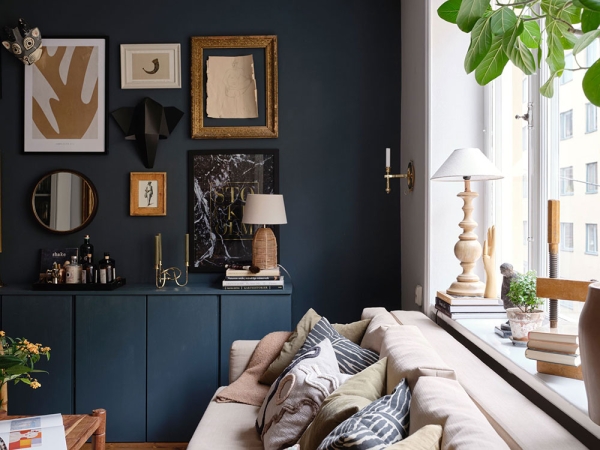 Небольшая шведская квартира с акцентной синей стеной и обилием декора (45 кв. м)