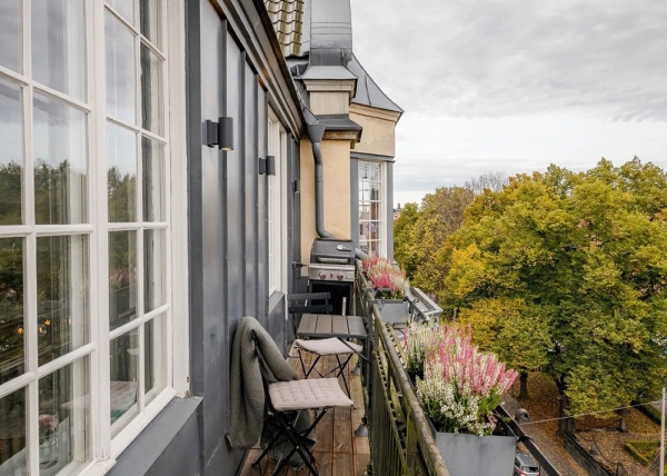 Большие окна и тёплый современный дизайн: квартира в Стокгольме