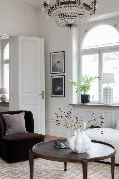 Элегантная угловая квартира с черно-белой кухней в Стокгольме