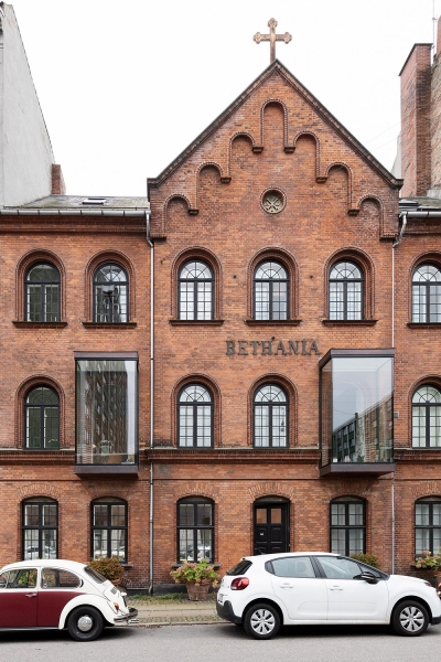 Необычная белая квартира в бывшей церковном здании в Копенгагене