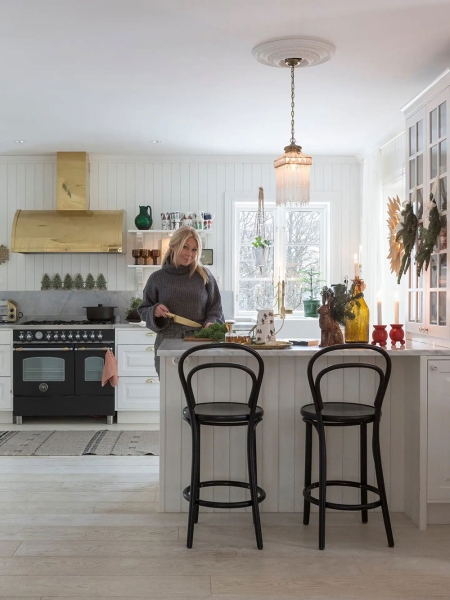 Красивый белоснежный домик в Швеции с праздничными интерьерами
