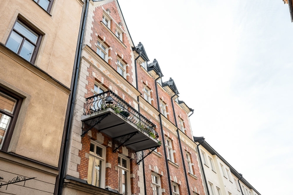 Қатал қабырғалар мен талғампаз декор: Стокгольмдегі экстраваганттық интерьер