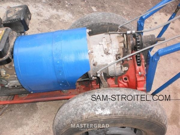 Мен Запорожец бақылау-өткізу пунктінің негізінде үйде жүретін трактор жасадым (15 сурет)