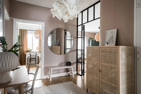Уютная шведская квартира с кофейными стенами и винтажной мебелью