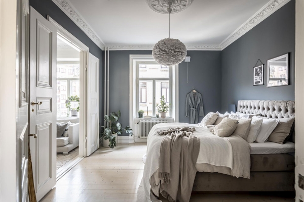 Светлая монохромная квартира в Гётеборге с синей спальней (92 кв. м)