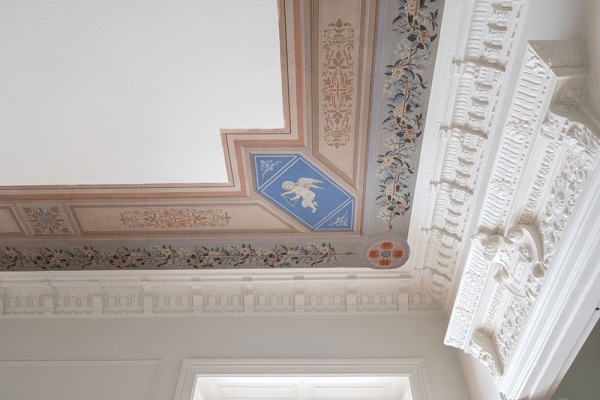 Расписной потолок и богатая лепнина: современная классика по-шведски