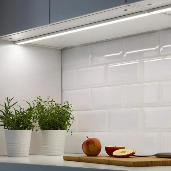 Светодиодная подсветка для кухни под шкафы: особенности выбора и установки