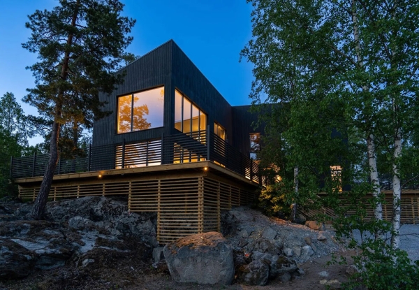 Море естественного света и современный дизайн: коттедж в лесу в Швеции