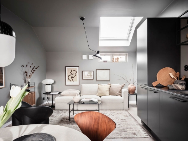 Стильный черно-белый интерьер небольшой мансардной квартиры (34 кв. м)